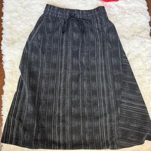 Athleta Women's Black and Grey Skirt